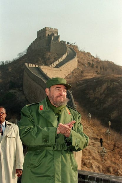 1º de dezembro de 1995, o presidente cubano Fidel Castro esquenta as mãos na seção Badaling da Grande Muralha da China.