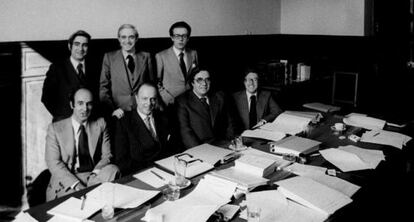 Los padres de la Constitución en una sala del Parlamento. De pie y desde la izquierda, Gabriel Cisneros, José Pedro Pérez Llorca y Miguel Herrero (UCD). Sentados: Miquel Roca (Minoría Catalana), Manuel Fraga Iribarne (AP), Gregorio Peces Barba (PSOE) y Jordi Solé Tura (PCE).