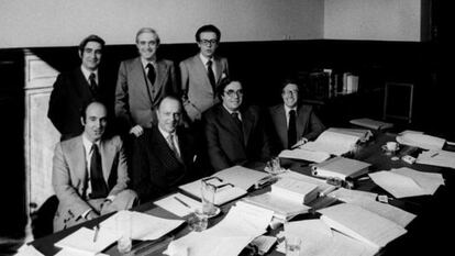 Los padres de la Constitución en una sala del Parlamento. De pie y desde la izquierda, Gabriel Cisneros, José Pedro Pérez Llorca y Miguel Herrero (UCD). Sentados: Miquel Roca (Minoría Catalana), Manuel Fraga Iribarne (AP), Gregorio Peces Barba (PSOE) y Jordi Solé Tura (PCE).