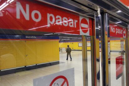 Imagen del vestíbulo de la estación de La Rambla, en Coslada, que será cerrada después de las elecciones.