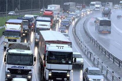Imagen de las retenciones que se registraron ayer en la autopista A-8 a su paso por Portugalete.