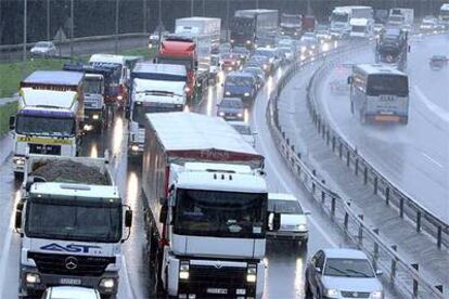 Imagen de las  retenciones que se registraron  ayer en la autopista A-8 a su paso por Portugalete.