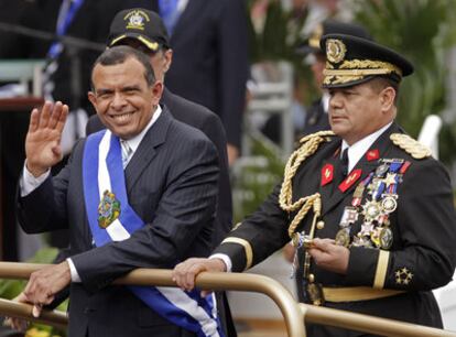 Porfirio Lobo durante su toma de posesión, flanqueado por el ministro de Defensa, Adolfo Sevilla  (tapado por él) y el general golpista Romeo Vásquez.