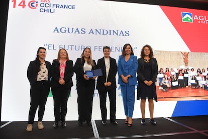 El equipo de Sostenibilidad de Aguas Andinas recibe el premio Trophées Empresariales 2024 en la categoría Responsabilidad Social Empresarial gracias al programa “El Futuro es Femenino”