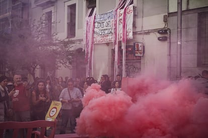 Un centenar de vecinos evitan el desahucio de La Medusa, en el barrio de Poble-Sec, en Barcelona.