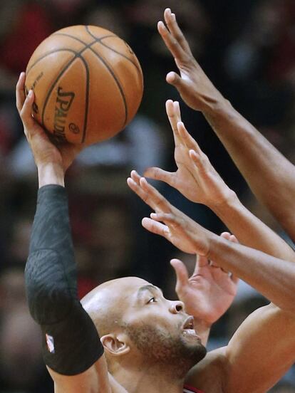 Taj Gibson, de los Bulls, intenta lanzar ante la oposición de la defensa de los Grizzlies.