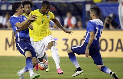 Douglas tenta drible contra os norte-americanos.