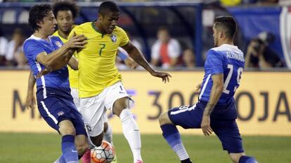 Douglas tenta drible contra os norte-americanos.