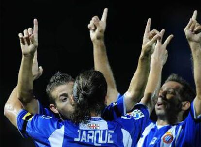 Luis García, Tamudo e Iván Alonso (de espaldas) dedican el gol del uruguayo a Jarque.