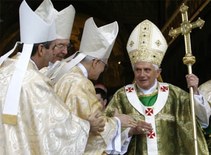 El Papa saluda a algunos cardenales después de la misa en la basílica de San Pablo Extramuros.