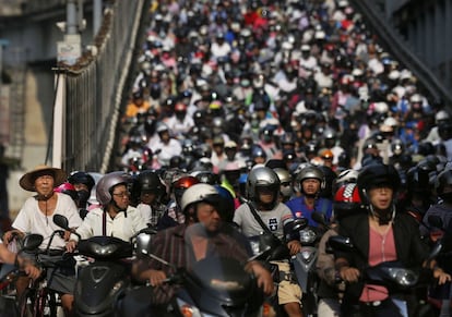 Miles de motoristas esperan en un semáforo de la ciudad de Taipei (Taiwán).