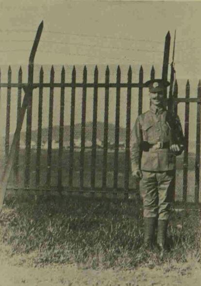 Un soldado británico vigila la Verja de Gibraltar en una foto de de 1910