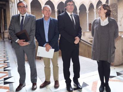 Josep Rull, Antoni Poveda, Carles Puigdemont y Ada Colau se reúnen por la financiación del tranporte público.