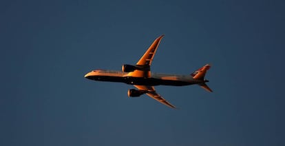 Avión de British Airways sobre Londres.