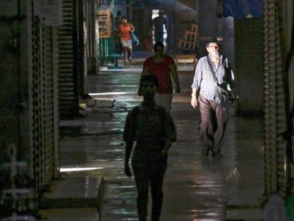 Personas caminan por los pasillos del Mercado Central de Managua en septiembre durante un paro nacional.