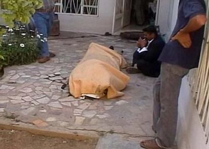 El cadáver de Gazi Talabani yace, cubierto por una manta, en la puerta de su domicilio en Kirkuk.