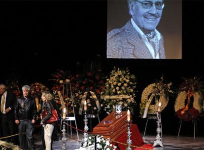 Pedro Almodóvar, en la capilla ardiente de José Luis López Vázquez.