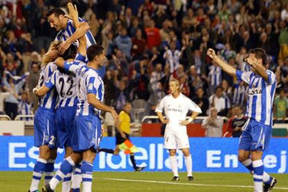 Los jugadores del Deportivo se abrazan, entusiasmados, tras su segundo gol, obra de Juanma.