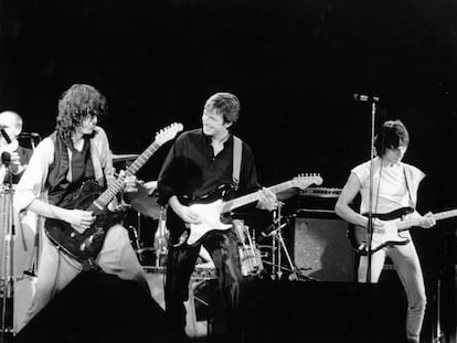 Jimmy Page, Eric Clapton y Jeff Beck durante un concierto en Londres en 1983.