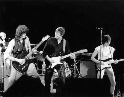 Jimmy Page, Eric Clapton y Jeff Beck actuando en ARMS Charity Concert en el Royal Albert Hall de Londres en septiembre de 1983.  