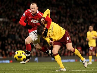 Rooney intenta llevarse un balón