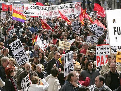 Aspecto de la manifestación que hoy ha conmemorado en Madrid el tercer aniversario de la invasión de Irak.