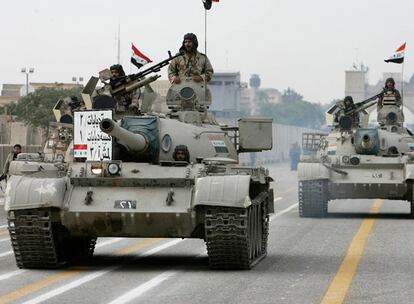 Tanques iraquíes han salido a las calles de Basora con la bandera de Irak tras la transferencia de poderes. La mayoría de los ciudadanos de la ciudad han visto cumplido su deseo de ver a las fuerzas británicas ceder el control a los iraquíes.