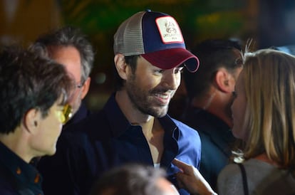 Enrique Iglesias. a su llegada al restaurante.