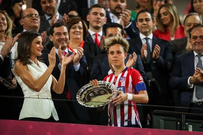 Sampedro, capitana del Atlético de Madrid, recibe de manos de La Reina el trofeo que las acredita como subcampeonas.