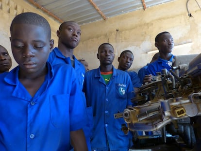 De izquierda a derecha, Yaou Adamu y Massamadou Bello en el Centro de Formaci&oacute;n IG GONI en el que ense&ntilde;an mec&aacute;nica, electricidad y emprendimiento, en Niamey. &ldquo;Quiero abrir una tienda y ayudar a otras personas a aprender. Quiero quedarme en N&iacute;ger&rdquo;, dice Bello. 