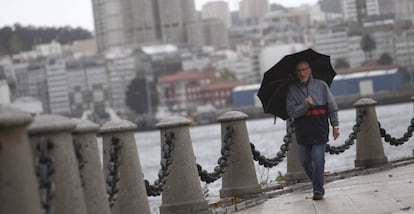 Un hombre camina por el paseo marítimo de A Coruña, este viernes.