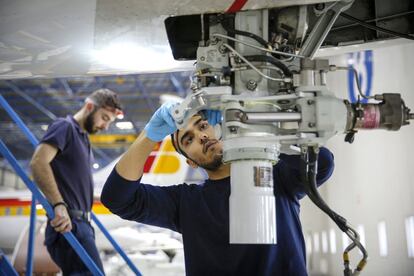 Los operarios trabajan en el montaje del tren de aterrizaje.