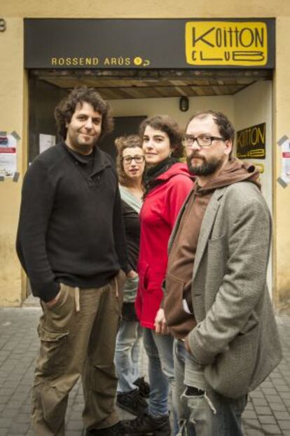 Bernat Serrat, Núria Alcober, Montse Velázquez y Pep Rius, fundadores del bar musical Koitton Club, de Sants.