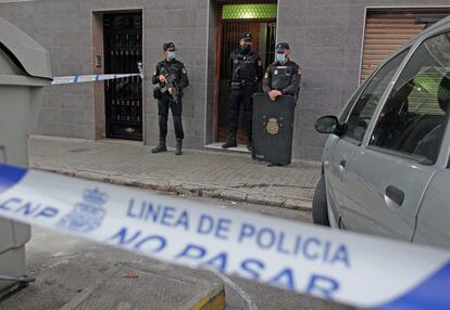 Agentes de policía custodian el domicilio dónde ha sido detenido el presunto autor del crimen machista de Elche.