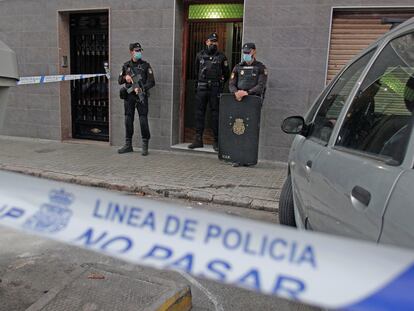 Agentes de policía custodian el domicilio dónde ha sido detenido el presunto autor del crimen machista de Elche.