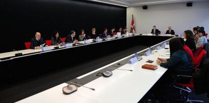 Encuentro en la sede del Gobierno en Vitoria del Consejo Municipal vasco