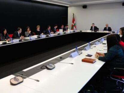 Encuentro en la sede del Gobierno en Vitoria del Consejo Municipal vasco