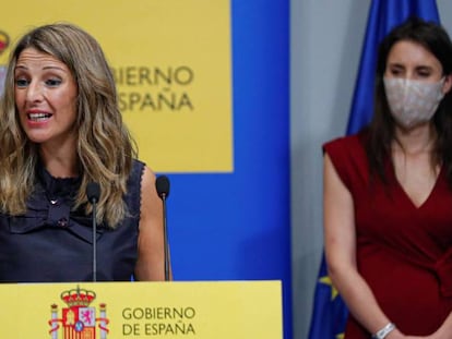 La ministra de Trabajo, Yolanda Díaz, a la izquierda, y la ministra de Igualdad, Irene Montero.