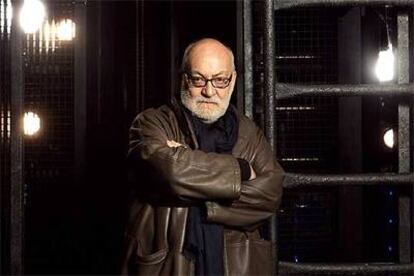 Gerardo Vera, en el escenario del teatro Valle-Inclán, del Centro Dramático Nacional, en el que se representa <i>Divinas palabras.</i>