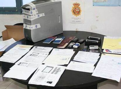 Imagen facilitada por el Cuerpo Nacional de Policía con el material intervenido a la banda que falsificaba pasaportes para ciudadanos cubanos.