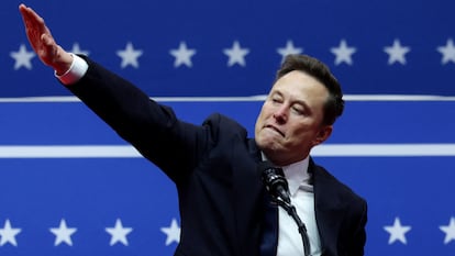 Elon Musk, dueño de X, hace un gesto que se puede interpretar como el saludo nazi en la toma de posesión de Donald Trump. Washington, U.S., January 20, 2025. REUTERS/Mike Segar