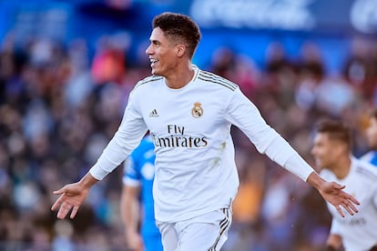 El defensa francés Raphael Varane celebra un gol con el Real Madrid.