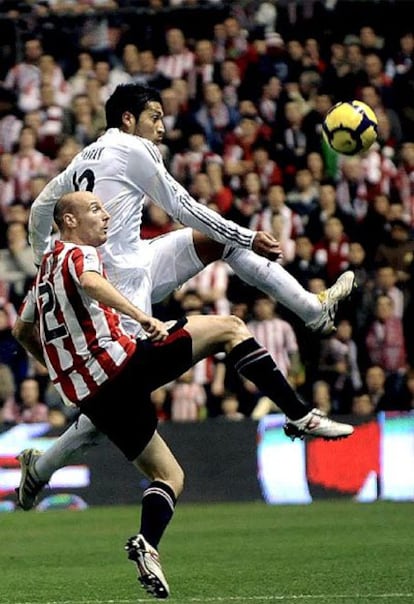 El jugador del Athletic pelea un balón con Garay