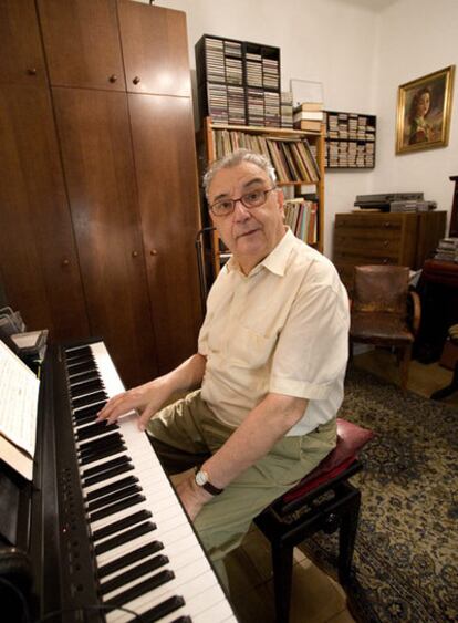 Joan Guinjoan compone en su casa de Barcelona. <b><i>Sincrotón-Alba. Sinfonía número 3</b></i> es su última pieza.