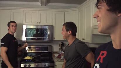 Ben Smith (izq.), preparando el desayuno con su hermano y un amigo, en su casa de Chesapeake (Virginia).