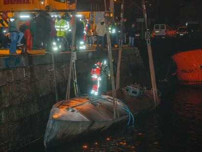 Dos grúas reflotan el pasado noviembre el 'narcosubmarino' hundido en Cangas (Pontevedra).