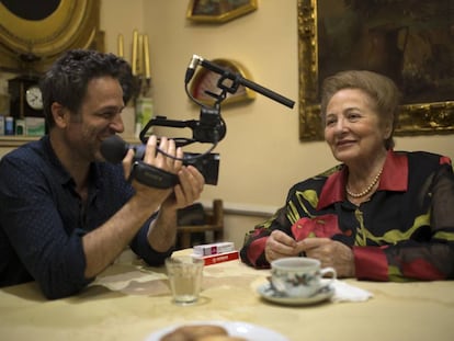 Gustavo Salmer&oacute;n, grabando a su madre, Julia, para el documental.