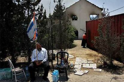 Un colono israelí, delante de su casa en la Franja de Gaza.