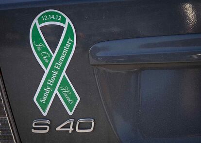 Un imán con un símbolo en recuerdo de las víctimas en un coche en Newtown.