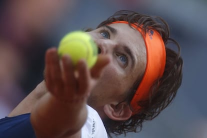 El tenistas Dominic Thiem saca durante el partido.